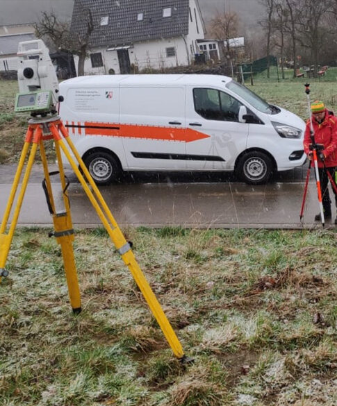 Messbus mit Tachymeter und Prisma